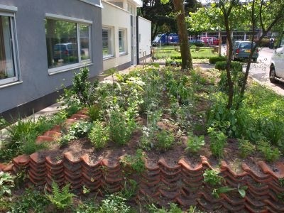 de Vlinderstichting - Hergebruik, stapelmuurtje van dakpannen